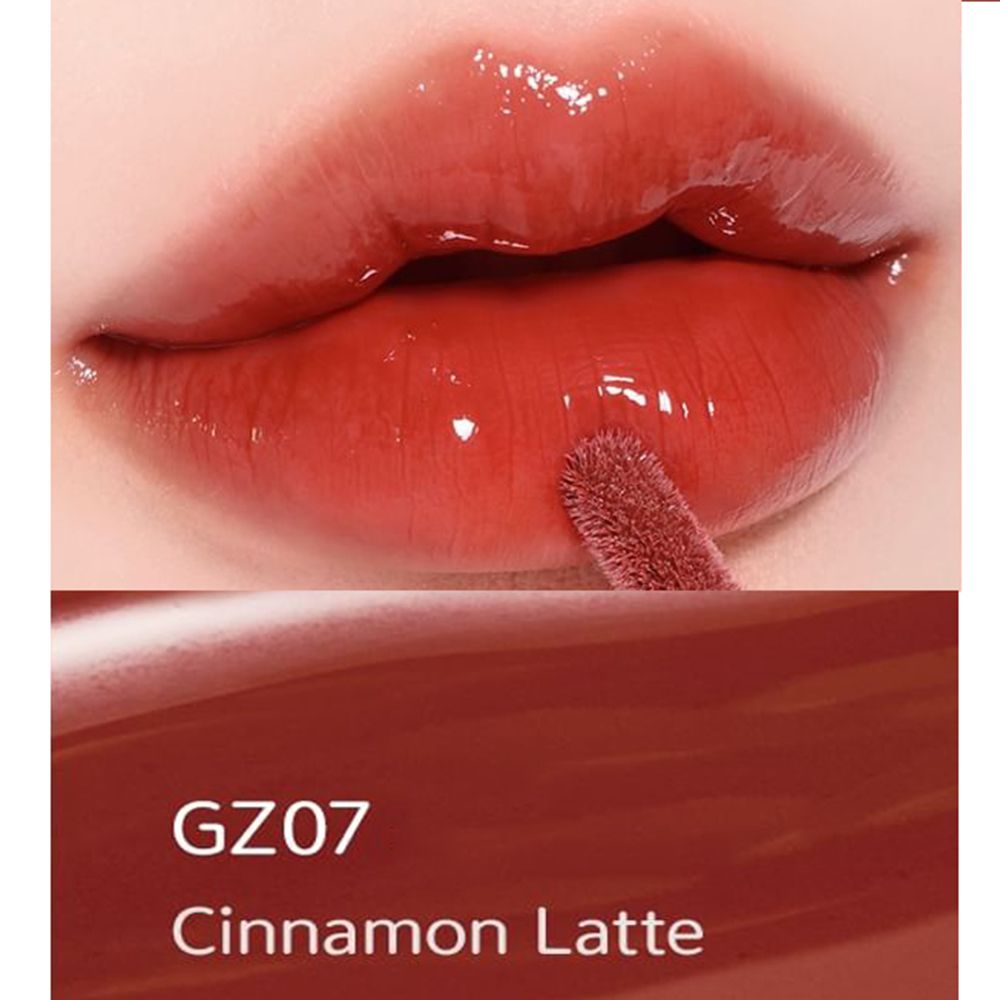 Nahaufnahme von Lippen mit Lipgloss. Der Farbton ist GZ07 Cinnamon Latte. Ein Applikator ist sichtbar.
