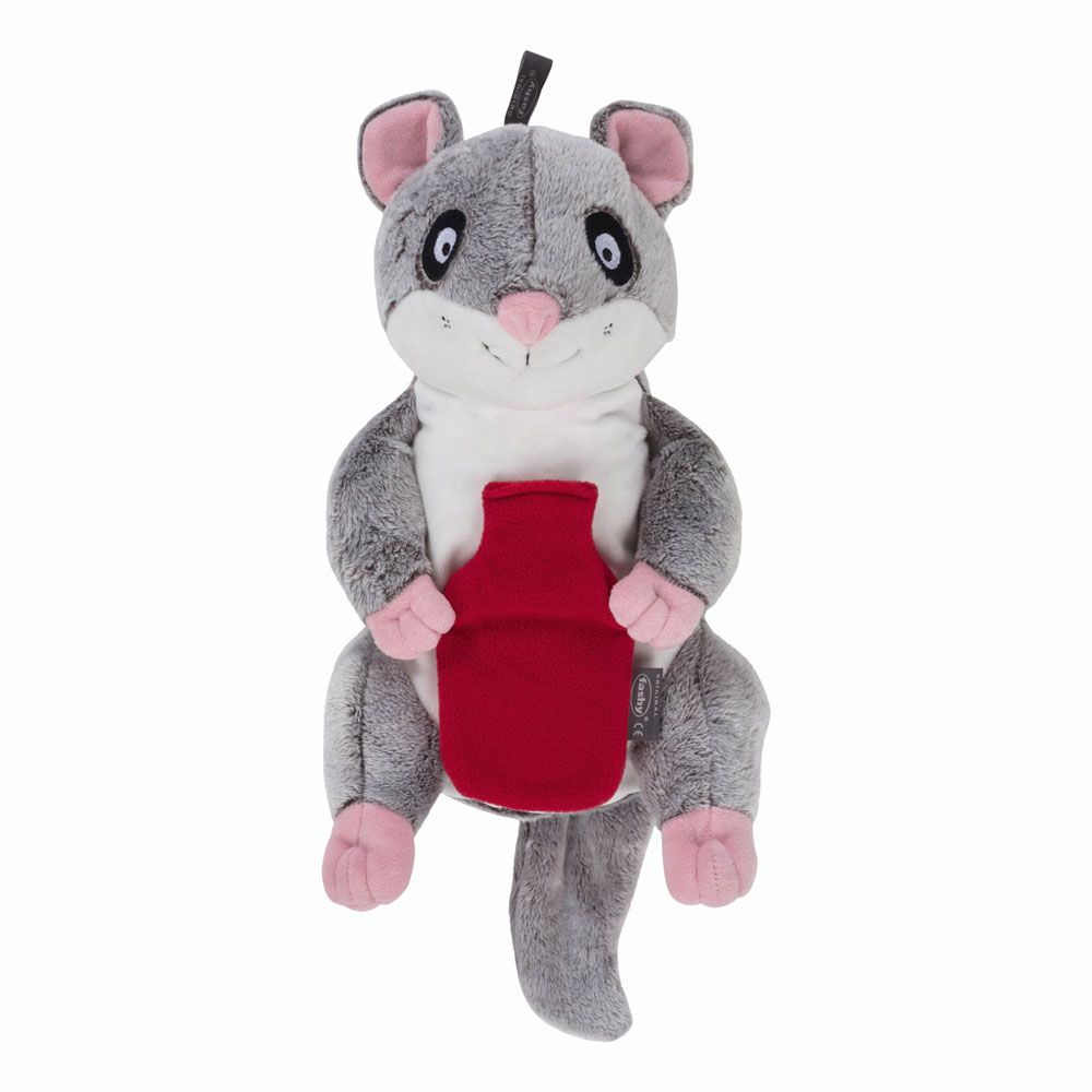 Graues Stofftier Siebenschläfer mit roter Wärmflasche. Ohren, Pfoten und Nase rosa. Schwarzer Aufhänger am Kopf.