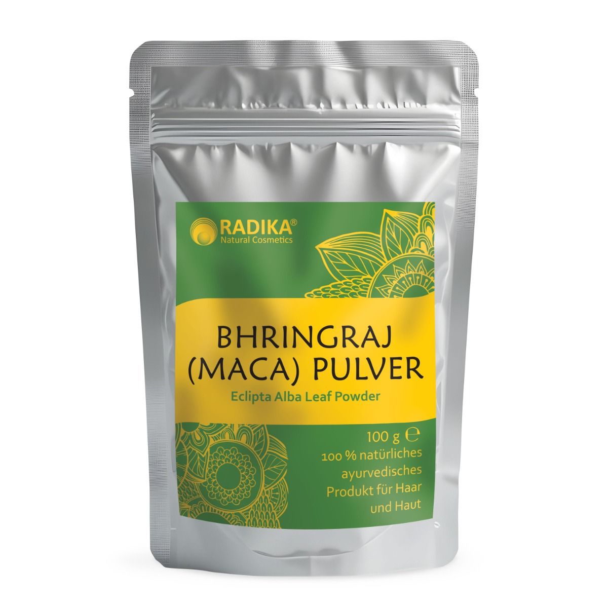 Silberfarbene Beutel mit grün-gelbem Etikett. Beschriftung: Bhringraj (Maca) Pulver, Eclipta Alba Leaf Powder, 100% natürliches ayurvedisches Produkt.