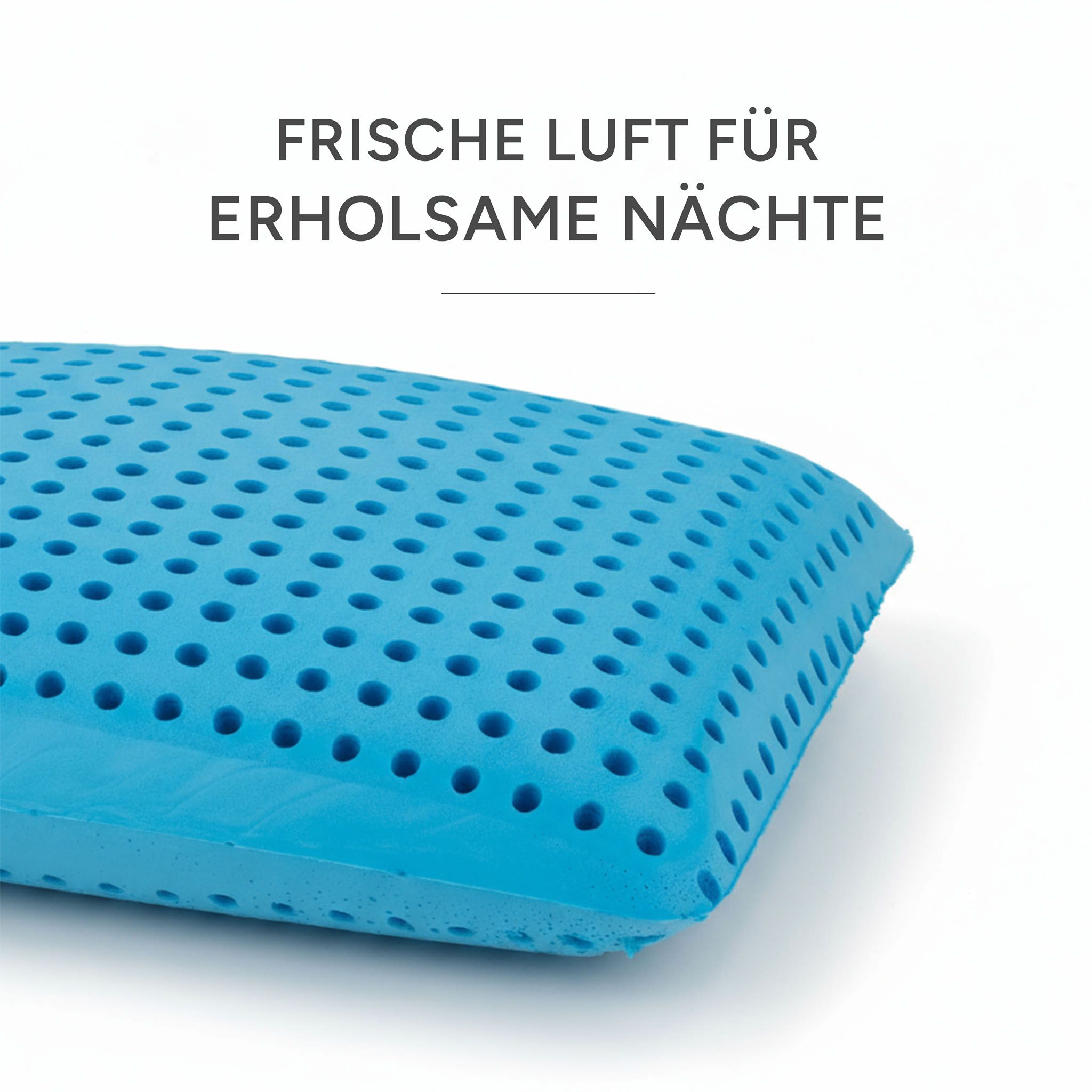 Blaues Kissen mit Löchern. Text: Frische Luft für erholsame Nächte.
