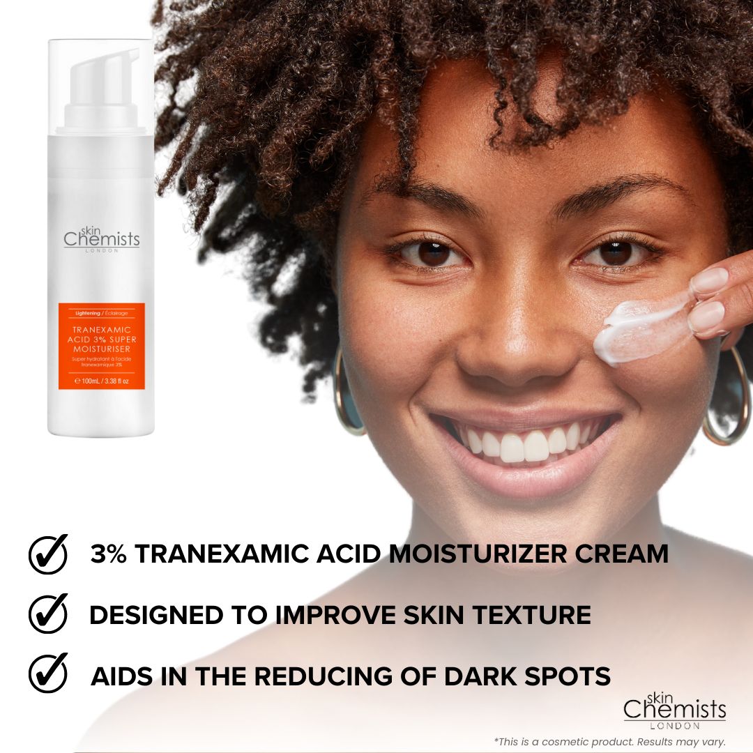 Frau trägt Tranexamsäure 3% Super Moisturiser auf. Verbessert Textur, reduziert dunkle Flecken.