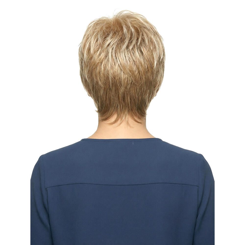 Kurzhaarperücke in Blondtönen. Rückansicht einer Frau mit blauem Oberteil.