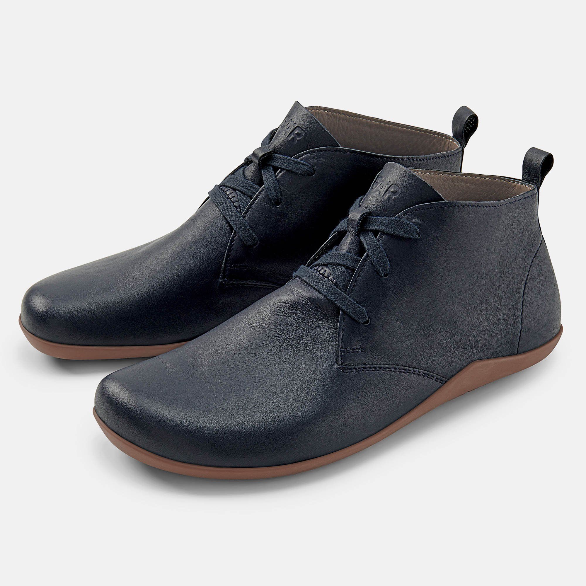 Dunkelblaue Stiefeletten mit Schnürung und brauner Sohle. BÄR-Logo auf der Zunge. Zwei Schuhe nebeneinander.