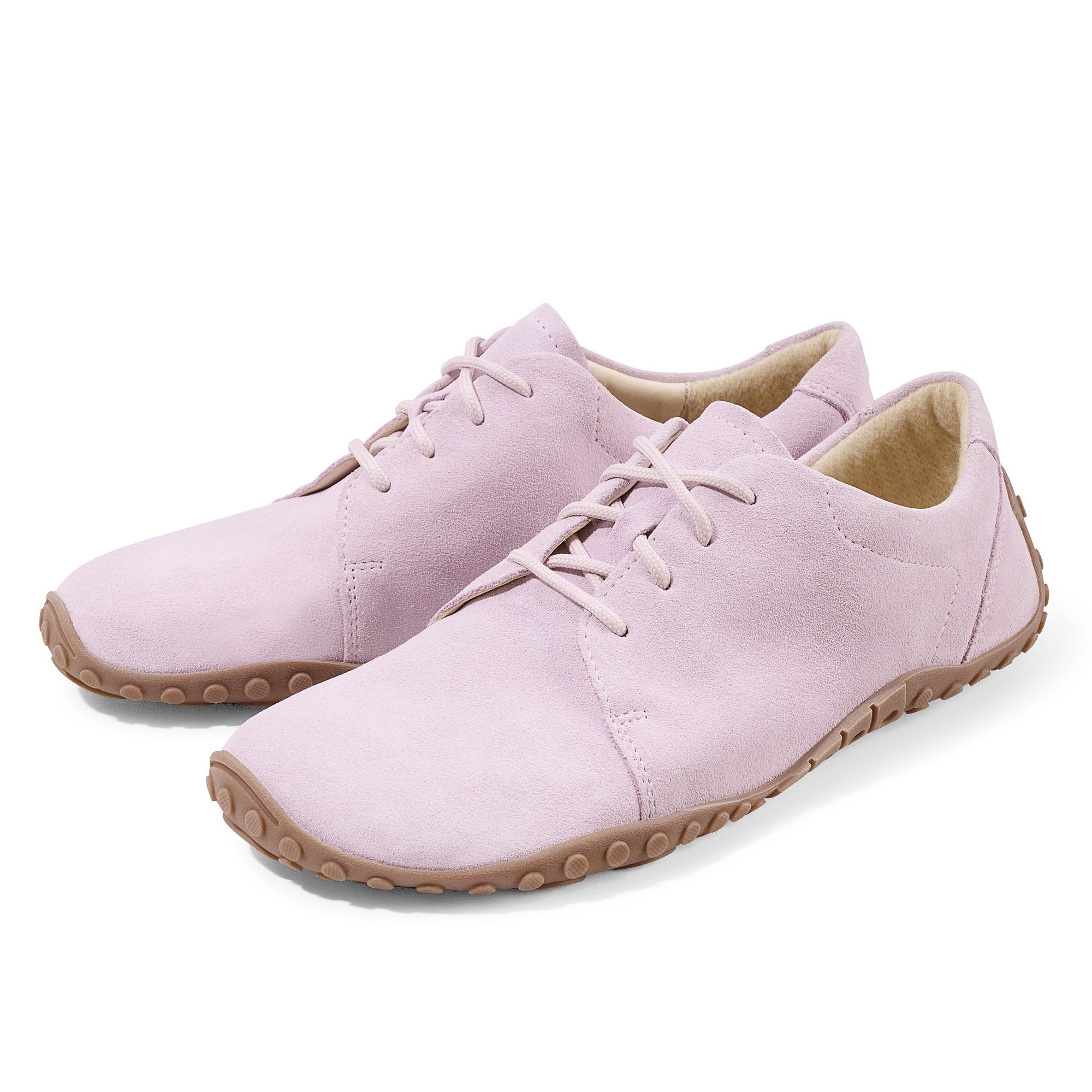 Zwei hellrosa Schnürschuhe. Braune Sohle mit Noppen. Hellrosa Schnürsenkel. Aus Wildleder.