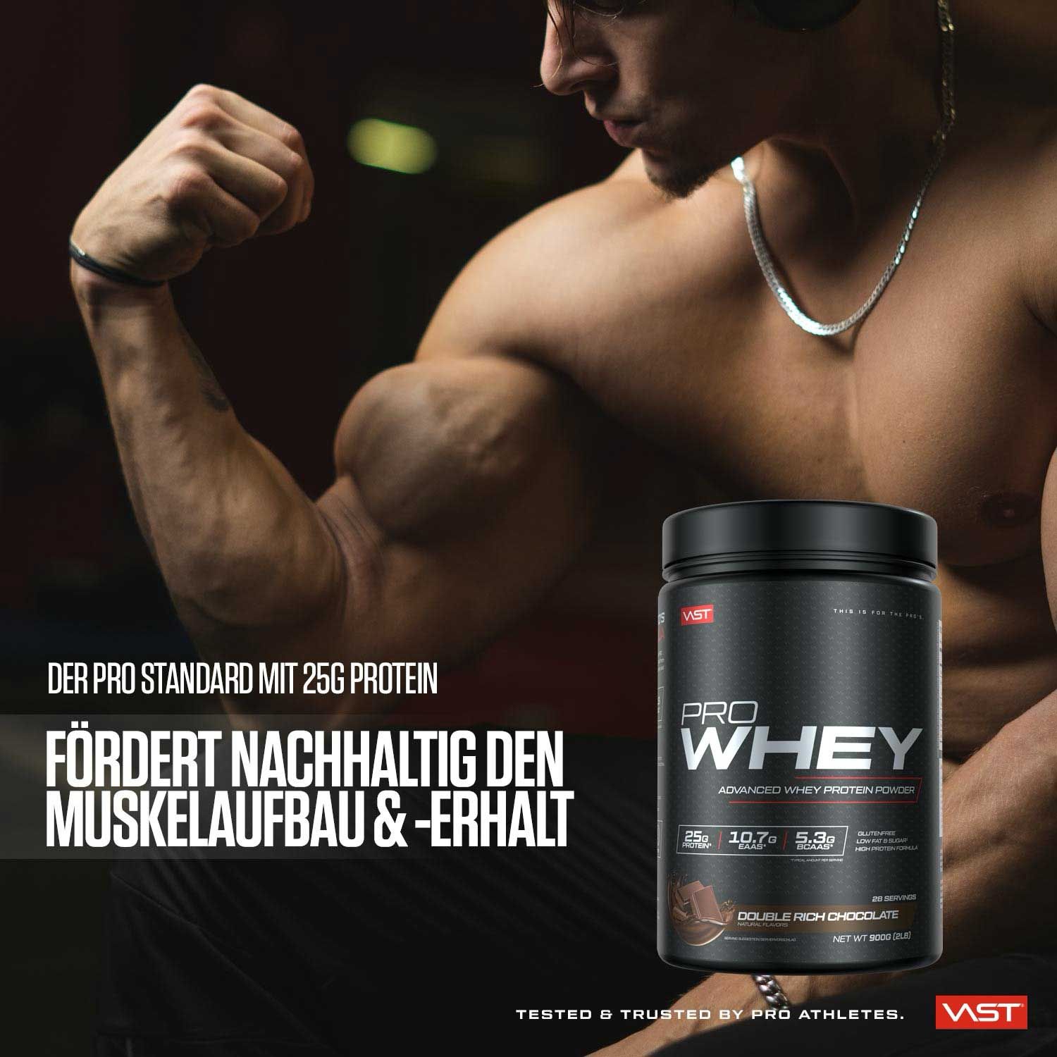 Schwarze Dose "PRO WHEY" neben muskulösem Mann. Text: "DER PRO STANDARD MIT 25G PROTEIN". Enthält 10.7g EAAS, 5.3g BCAAs. Geschmack: Double Rich Chocolate.