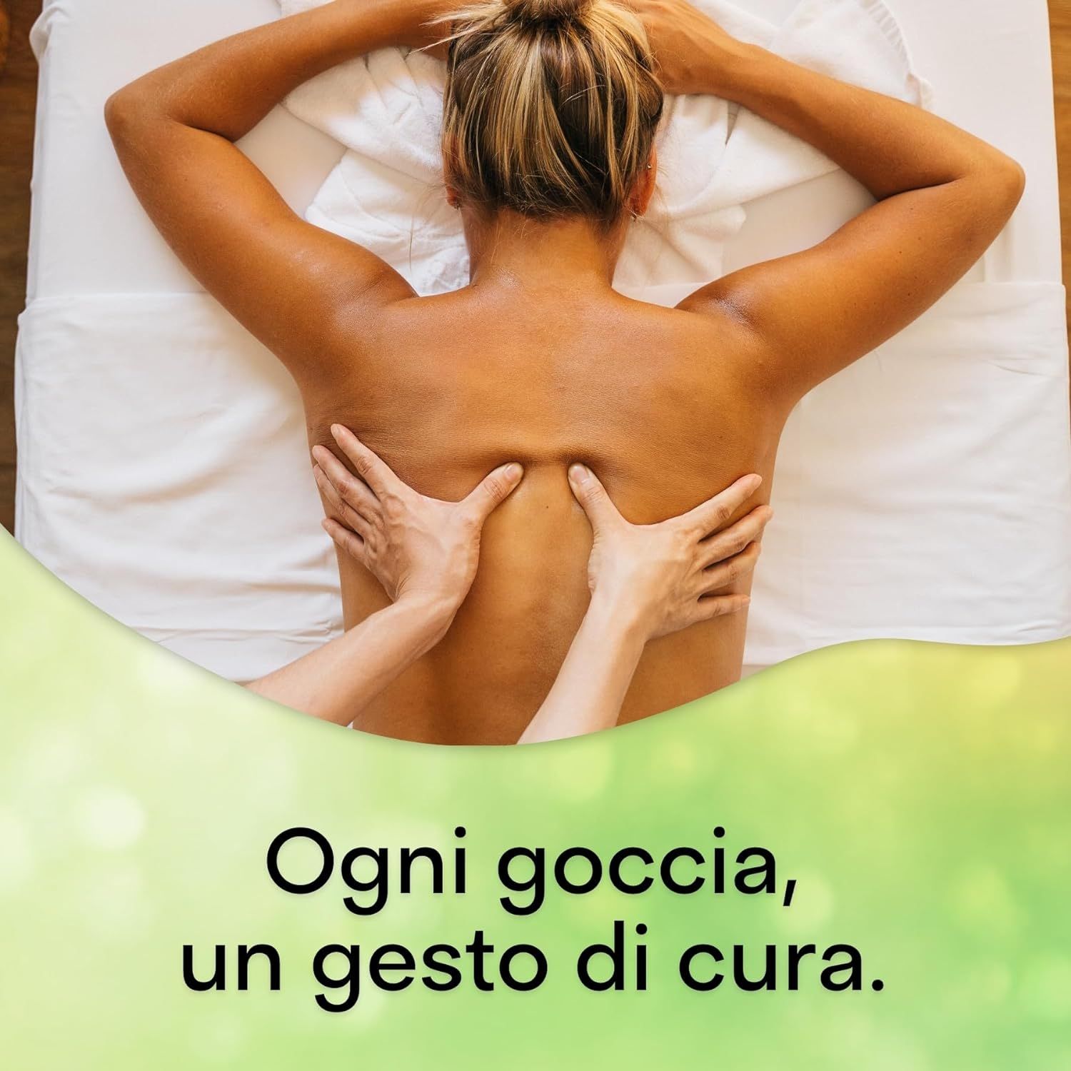 Rücken einer Person, die auf einer Liege liegt. Hände massieren den Rücken. Text: Ogni goccia, un gesto di cura.