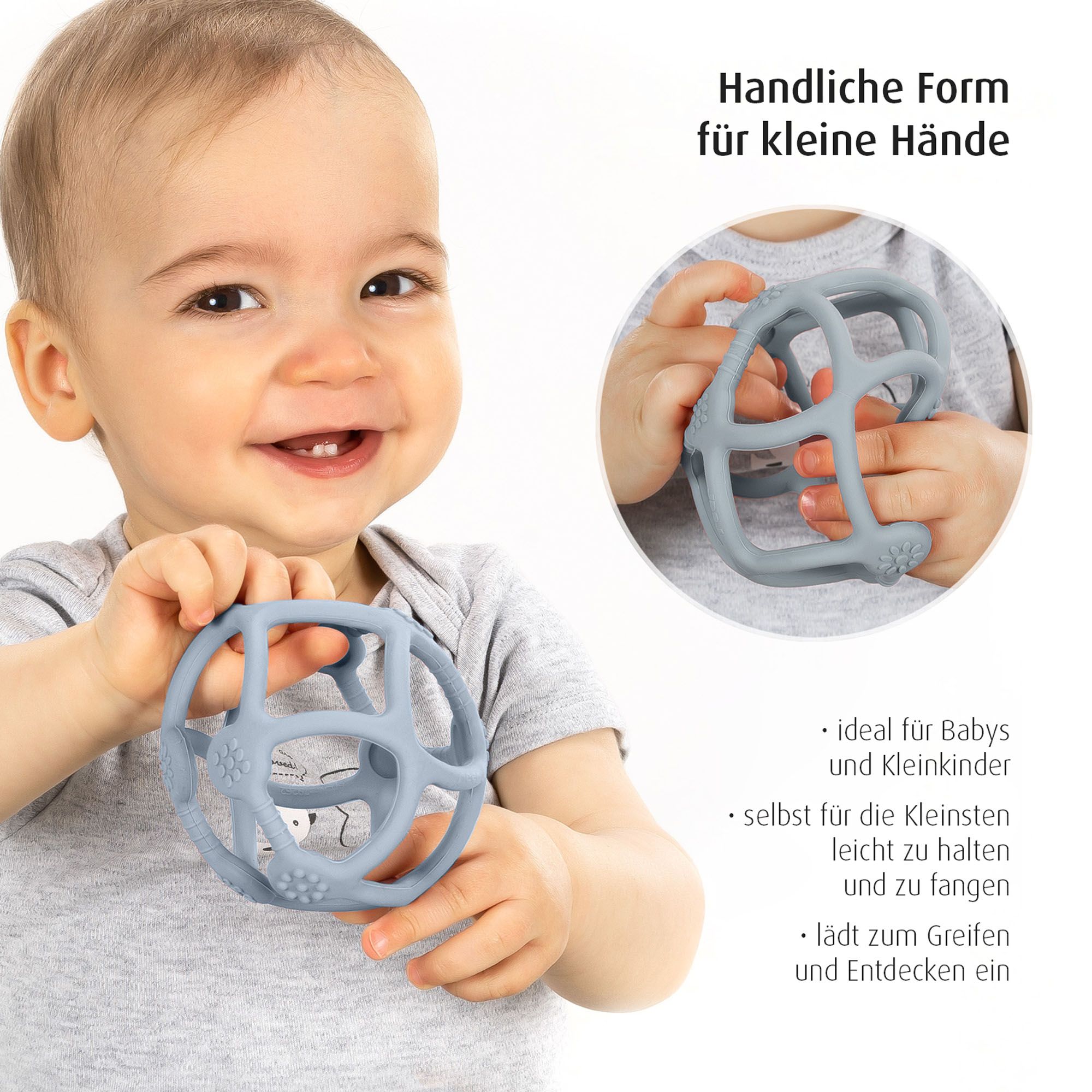 Baby hält einen hellblauen Beiß- und Greifball aus Silikon. Handliche Form für kleine Hände.