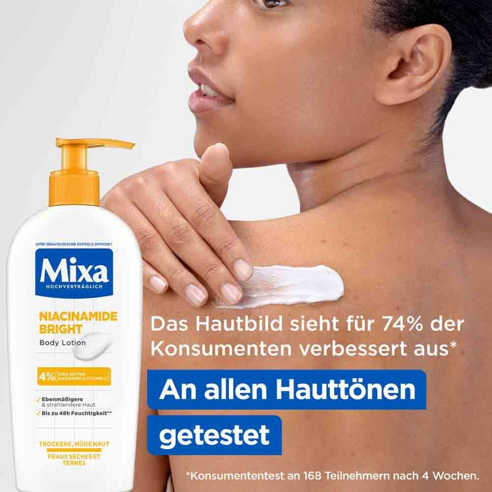 Person trägt Body Lotion auf den Rücken auf. Daneben Flasche Mixa Niacinamide Bright Body Lotion. Text: Hautbild verbessert sich.