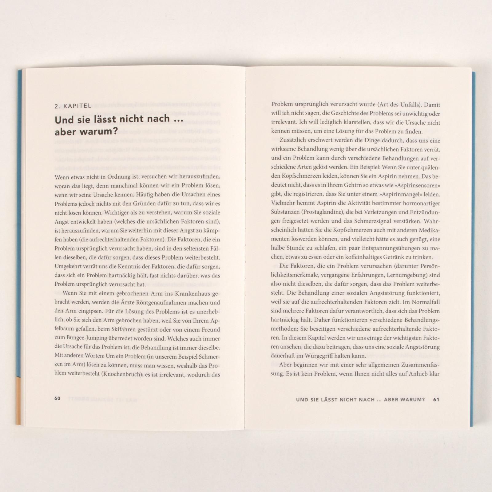 Buch aufgeschlagen, Text in deutscher Sprache. Kapitelüberschrift: Und sie lässt nicht nach... aber warum?