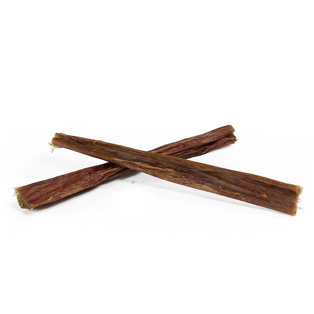 Zwei braune, längliche Kausnacks, überkreuzt auf weißem Hintergrund. Die Snacks haben eine faserige Textur.