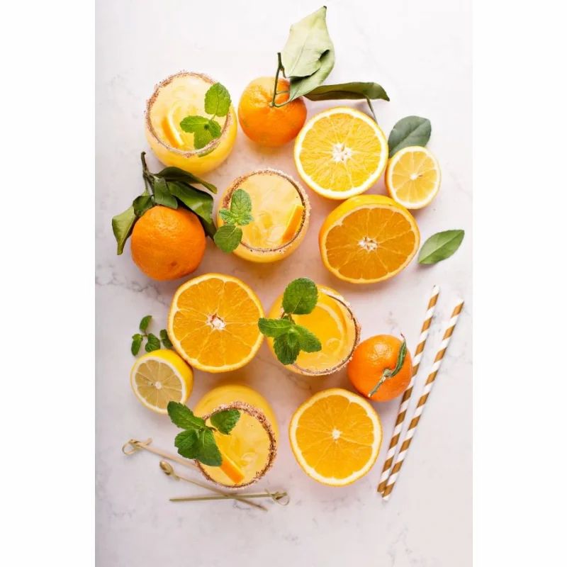 Draufsicht auf Orangen, Zitronen, Getränke und Trinkhalme. Dekoration mit Minze.