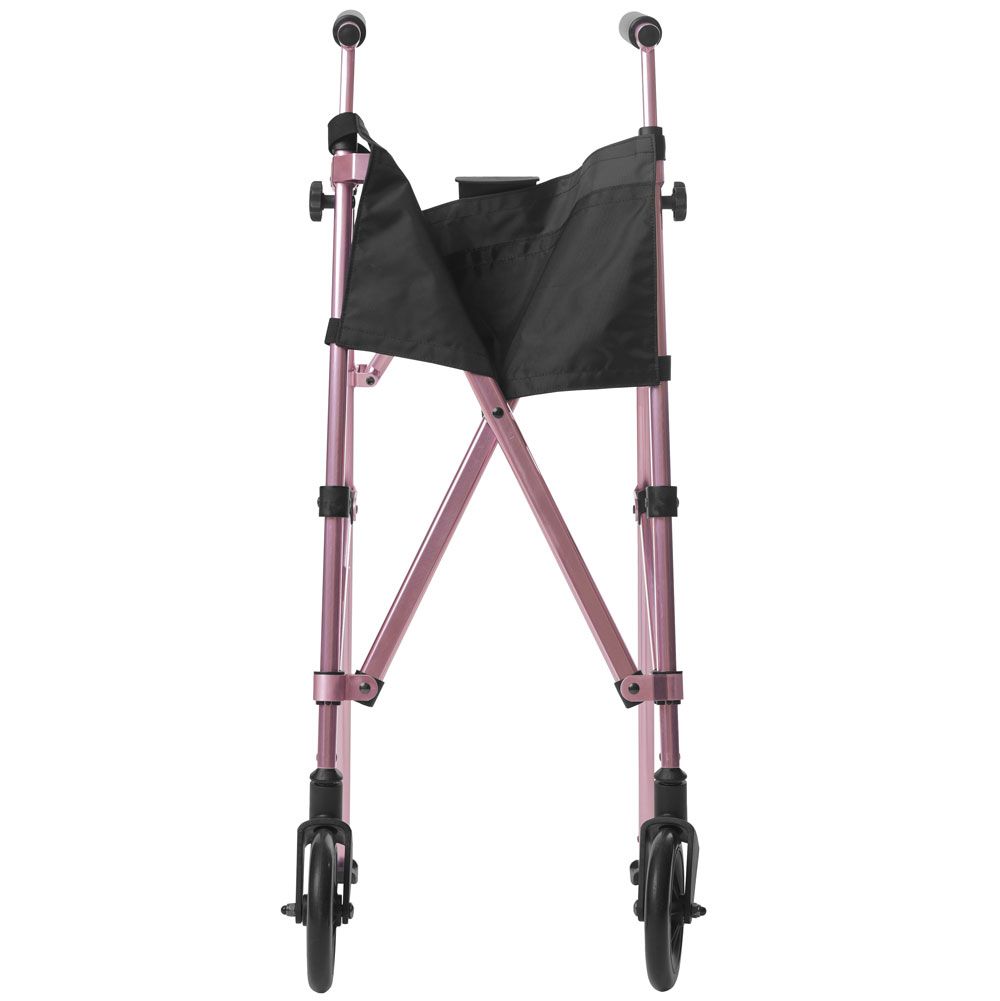 Zusammengeklapptes Gehgestell, rosa. Schwarze Räder und Griffe. Frontansicht.