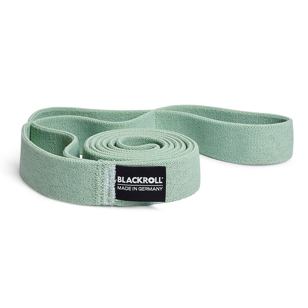 Hellgrünes, flaches Band, gerollt und ausgebreitet. Schwarzes Etikett mit "BLACKROLL MADE IN GERMANY".