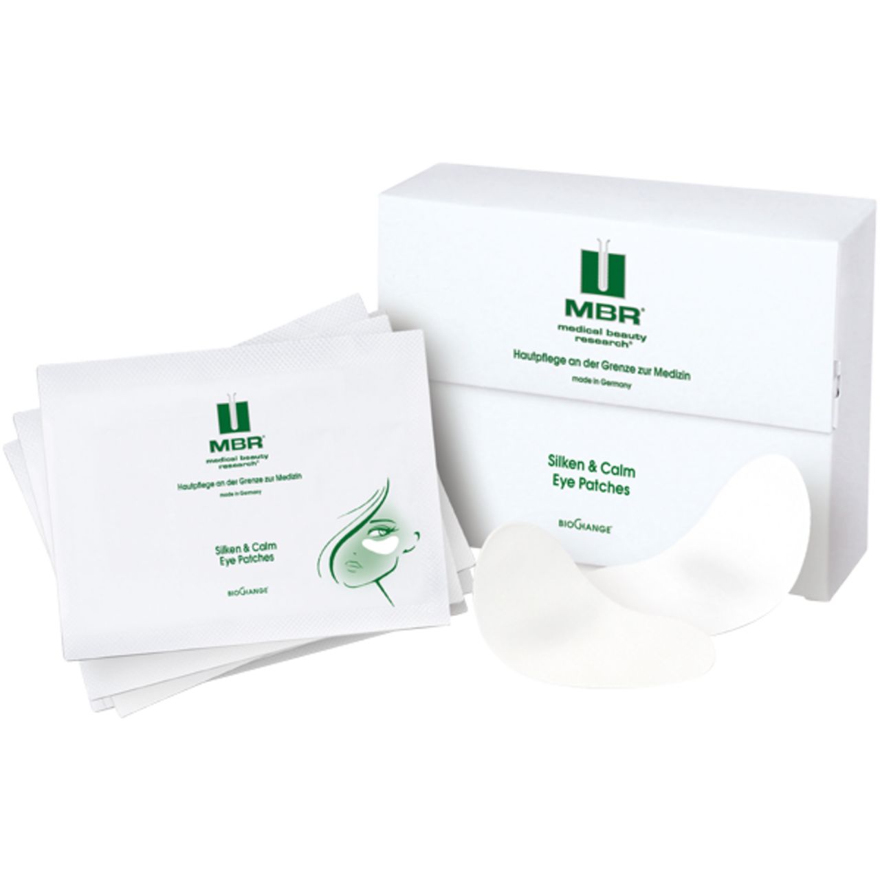 Weiße Verpackung mit Logo und Schriftzug. Einzelne Augen-Pads und Packungen daneben. Aufschrift: Silken & Calm Eye Patches.