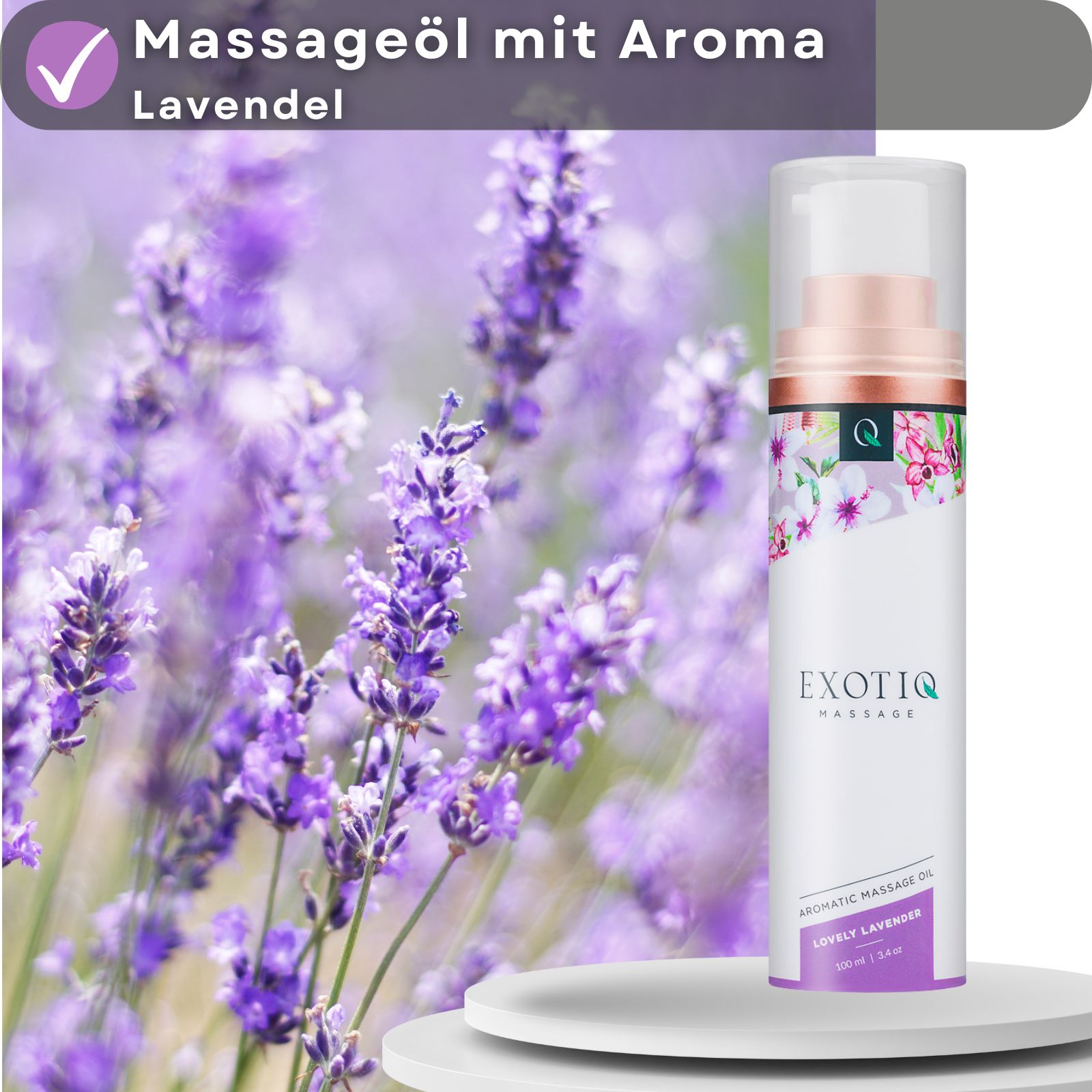 Massageölflasche vor Lavendelfeld. Produkt auf Podest. Logo und Produktname sichtbar. Hintergrund mit Lavendelblüten.