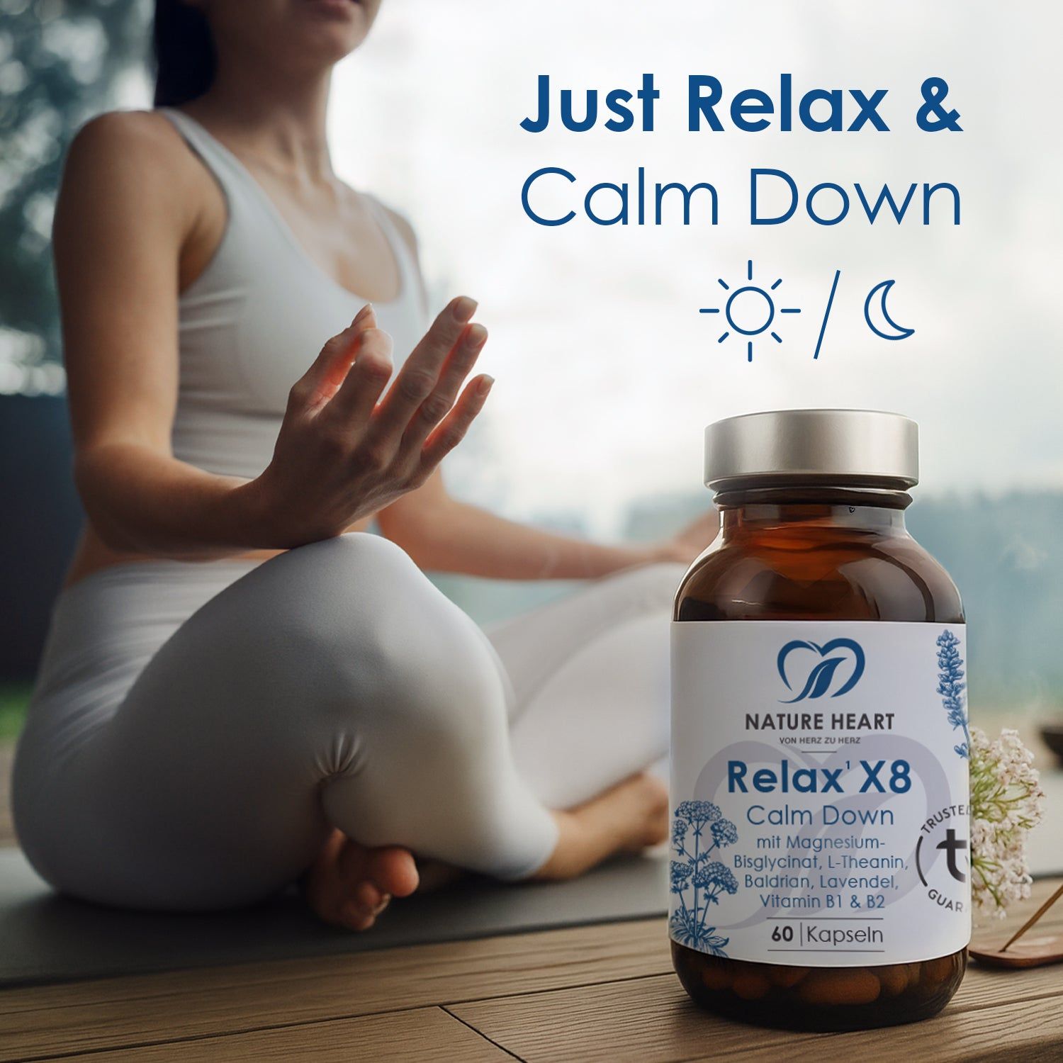 Frau sitzt auf Matte, meditiert. Daneben: Flasche Relax X8. Aufschrift: Calm Down, 60 Kapseln. Logo: Herz. Sonne/Mond-Symbol.