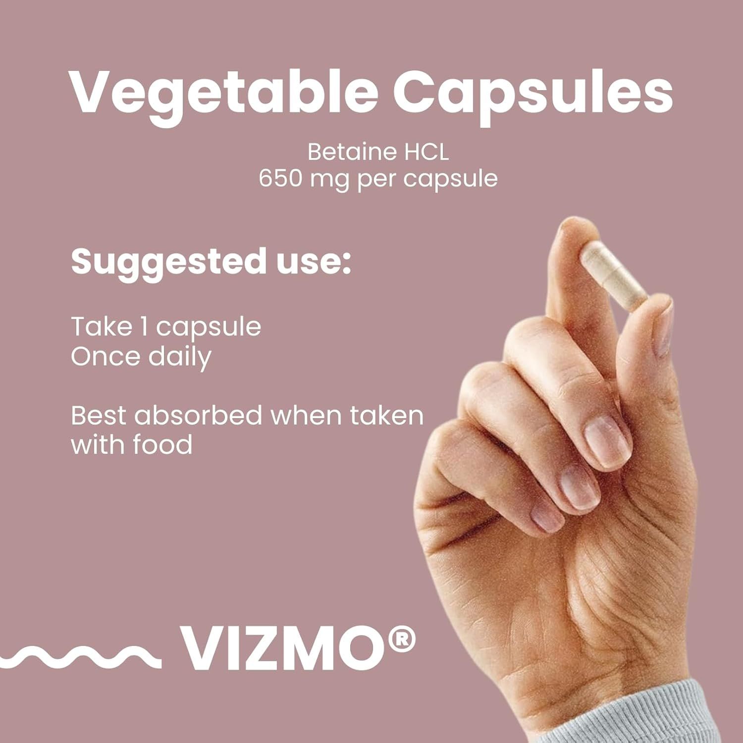 Hand hält Kapsel. Text: Betaine HCL, 650 mg pro Kapsel. Anwendung: 1 Kapsel täglich mit Essen.