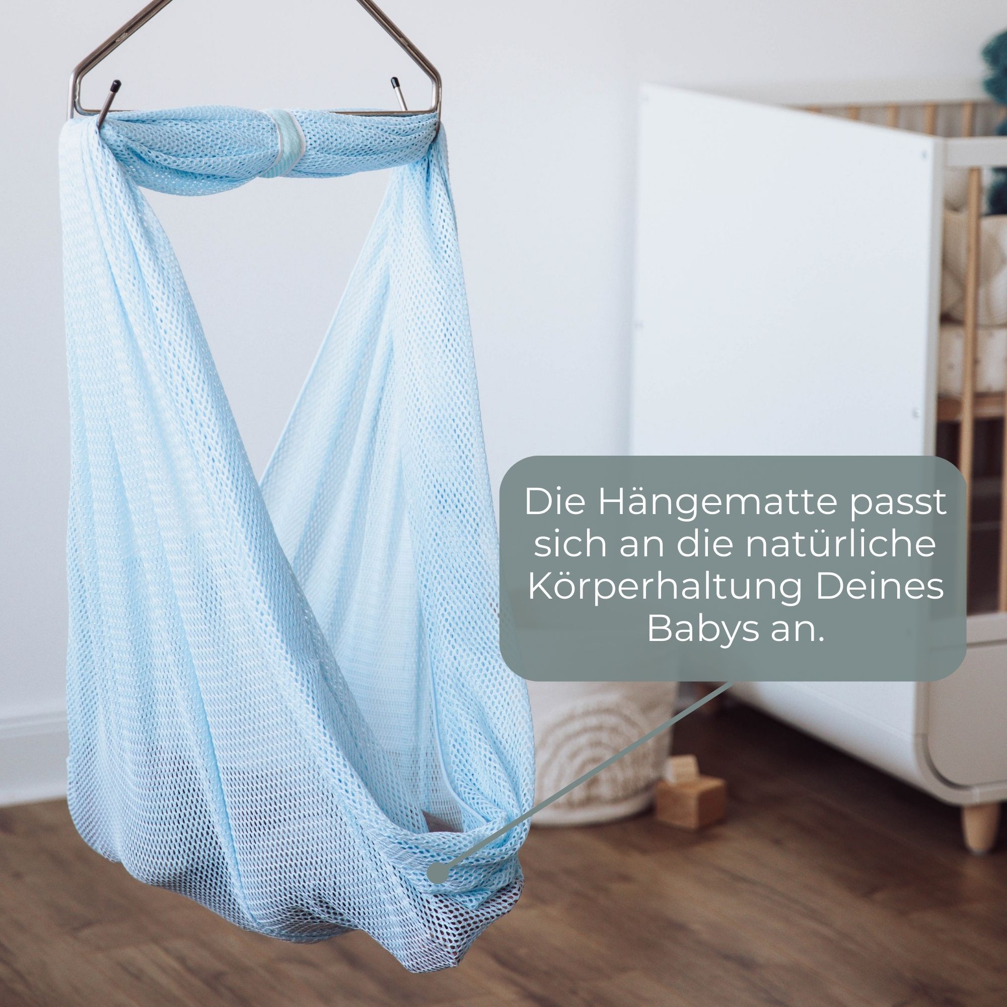 Hellblaue Netzhängematte mit Metallaufhängung. Text: Die Hängematte passt sich an die natürliche Körperhaltung Deines Babys an.