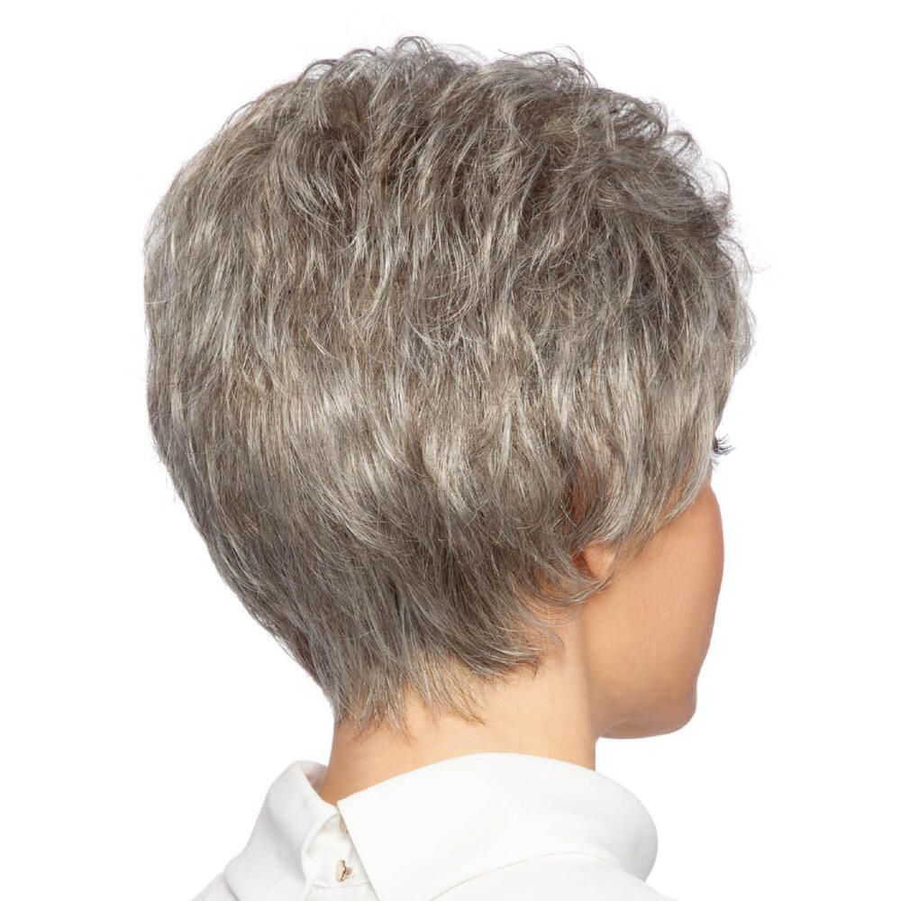 Graue Perücke, kurze Frisur, Rückansicht einer Frau. Helle Haut, weißes Oberteil.