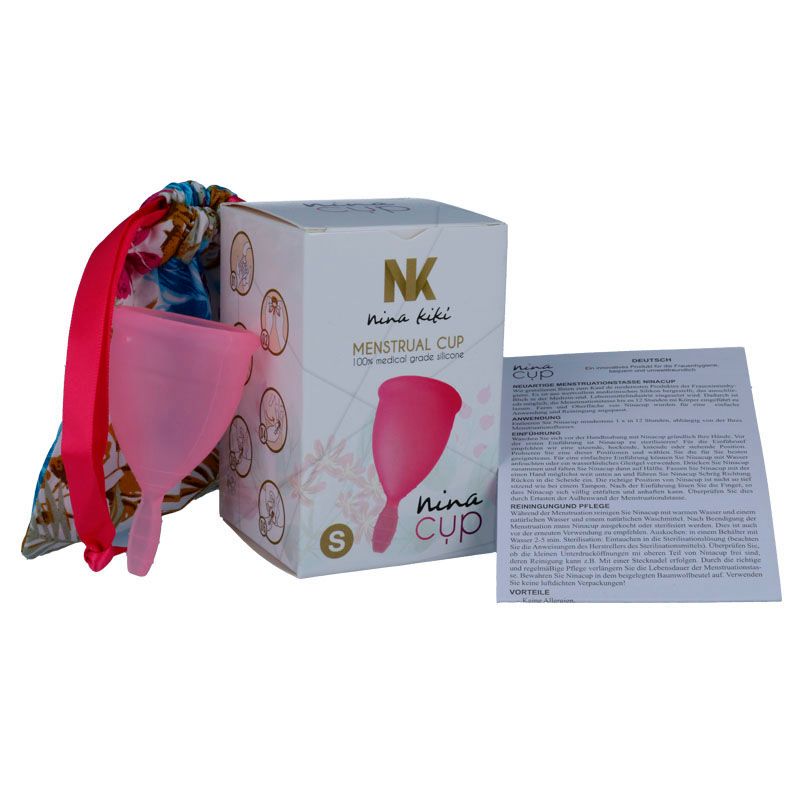 Menstruationstasse, Verpackung, Beutel und Anleitung. Aufschrift: Nina Kikí, Menstruationstasse, S. Rosa.