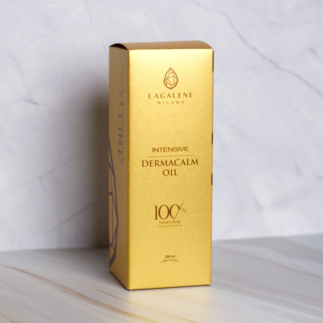 Goldene Verpackung. Aufschrift: Intensive DermaCalm Oil, 100% Natural. Lagalene Milano Logo. Seitenansicht.