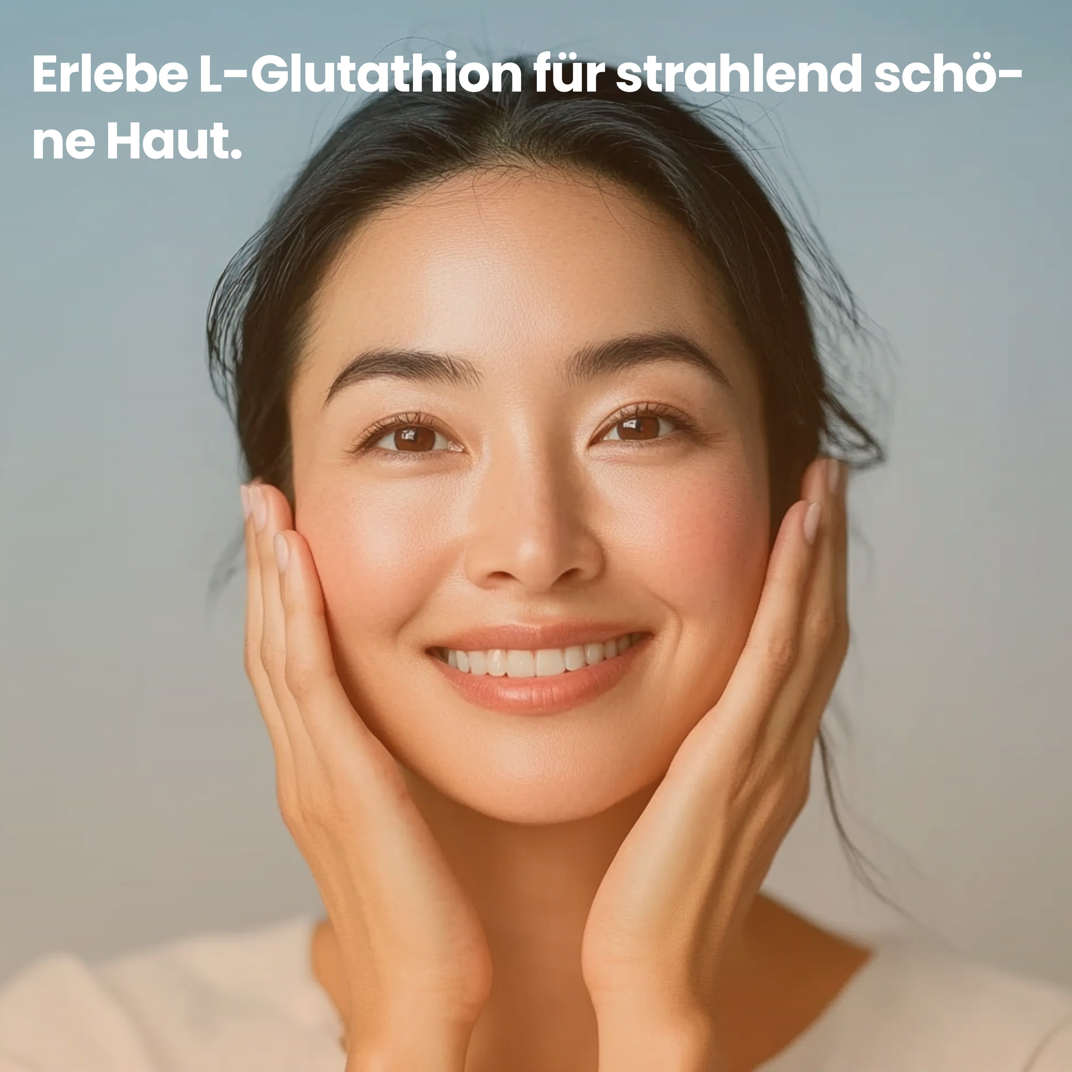 Nahaufnahme einer lächelnden Frau, die ihr Gesicht berührt. Helle Haut, gesundes Aussehen.