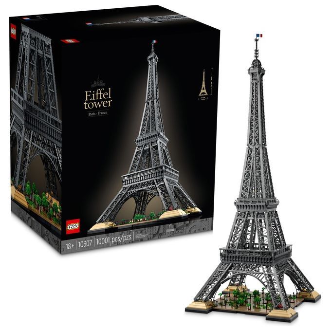 Il set LEGO ICONS Torre Eiffel 10307 mostra una replica dettagliata del monumento parigino. La struttura grigia è affiancata dalla confezione nera, che mostra il modello. Il set contiene 10.001 pezzi ed è destinato a persone di età pari o superiore a 18 anni.