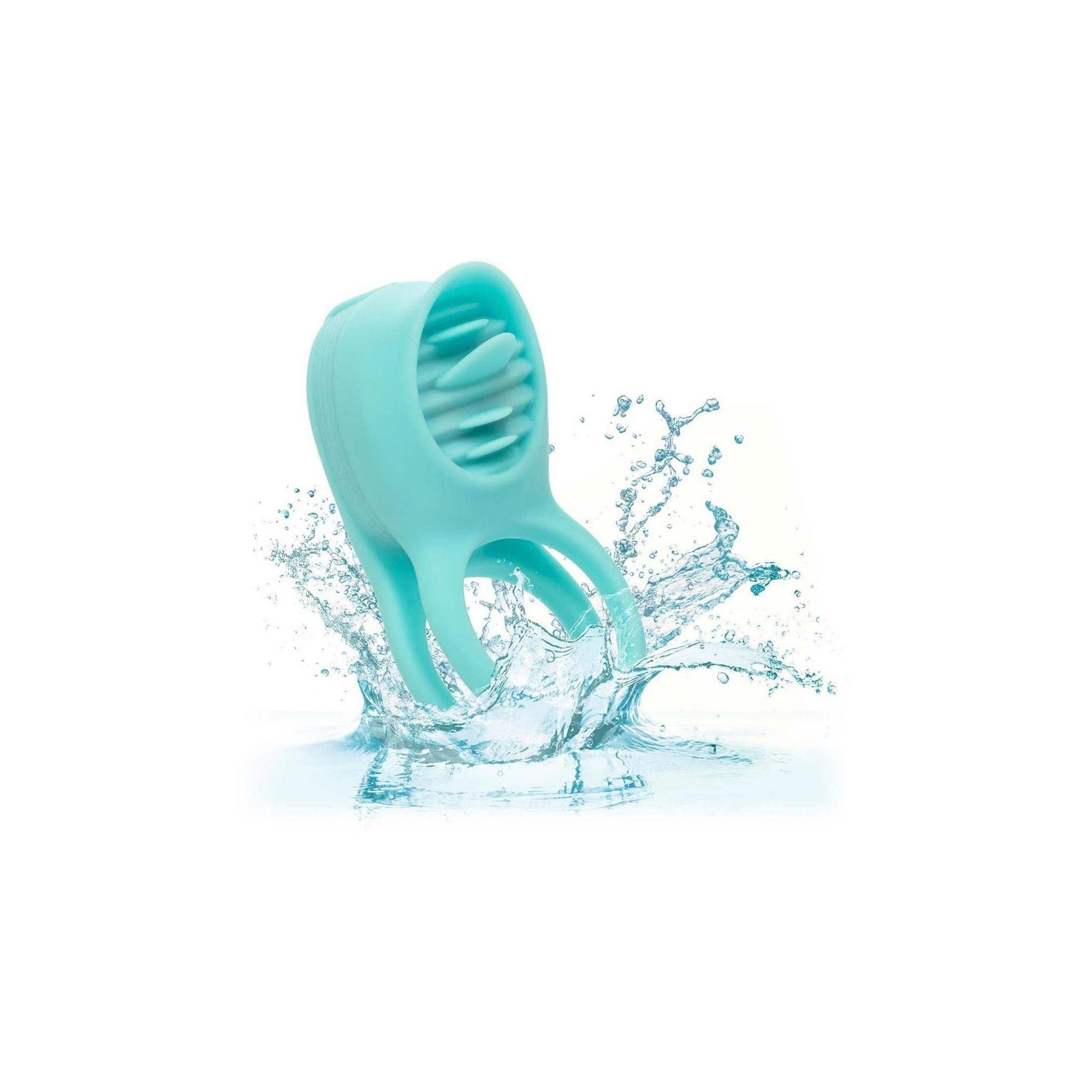 Türkisfarbener Enhancer mit zwei Ringen, umgeben von Wasserspritzern. Strukturierter Kopf.