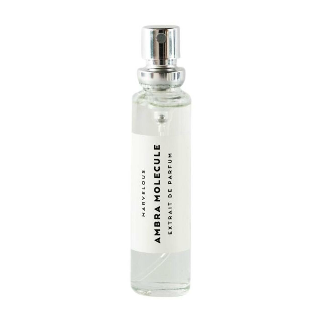 Glasflakon mit silbernem Zerstäuber. Aufkleber mit "MARVELOUS AMBRA MOLECULE EXTRAIT DE PARFUM".