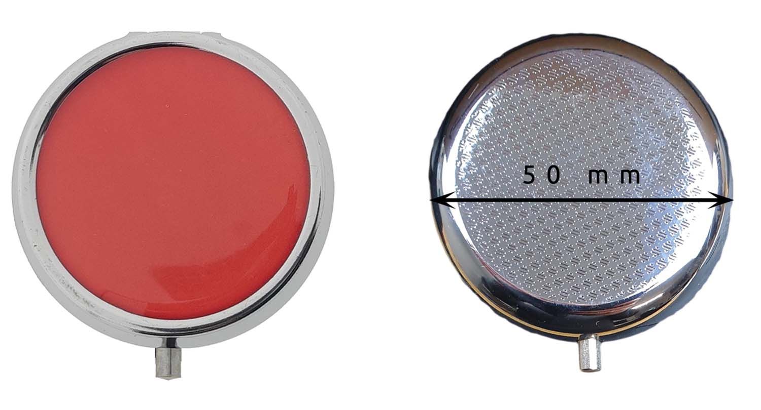 Runde, rote Pillendose. Aufschrift '50 mm' auf der Rückseite. Silberfarbener Rand und Verschluss.