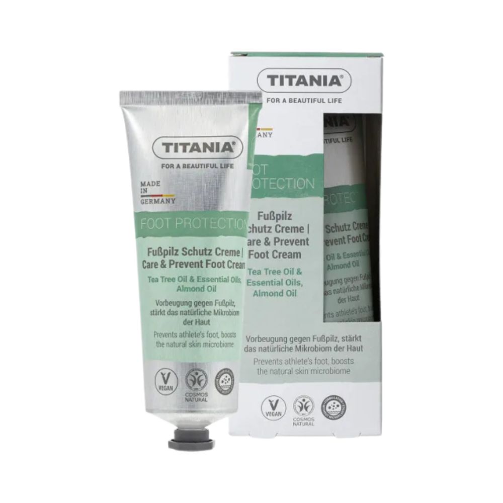 Creme-Tube und Verpackung. Aufschrift: TITANIA, Fußpilz Schutz Creme, Care & Prevent Foot Cream. Enthält Teebaumöl und Mandelöl. Vegan.