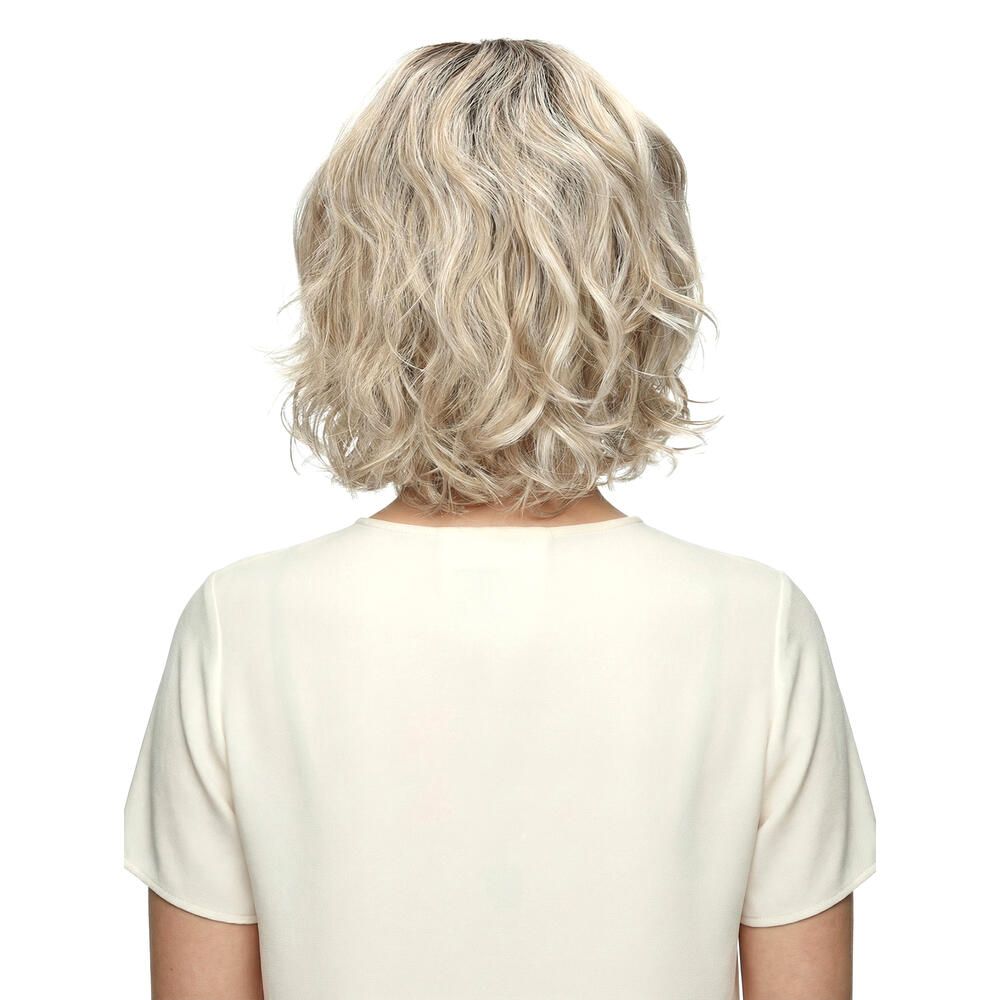 Perücke Capri von DELUXE. Blond gewellt. Rückansicht.