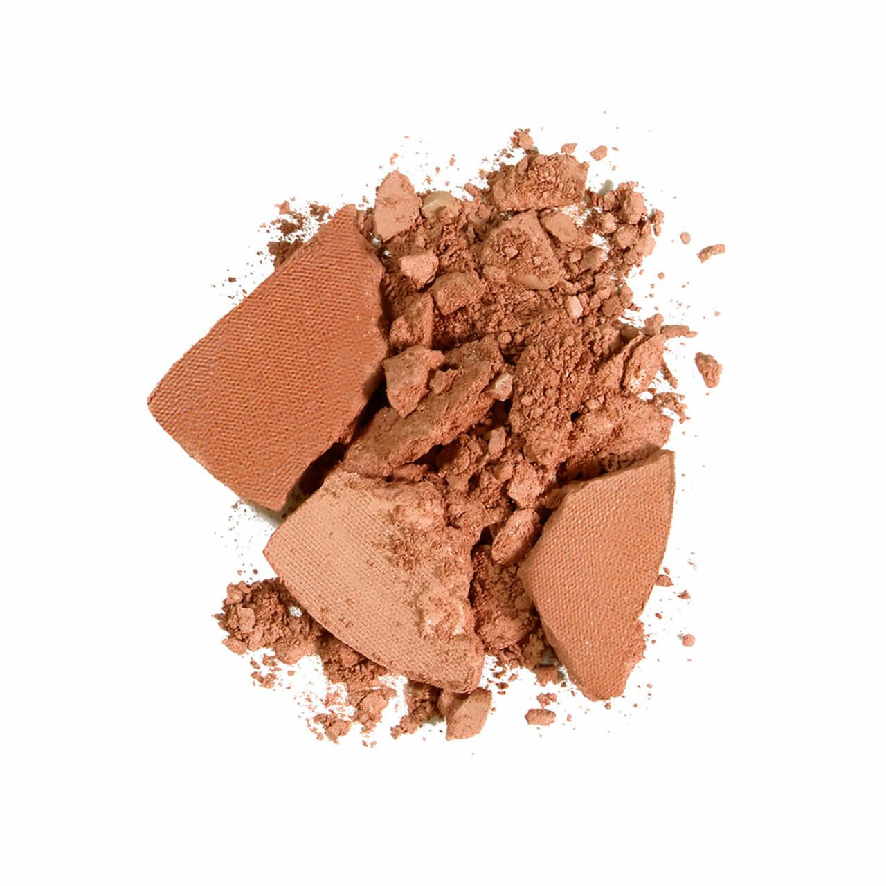 Zerbrochene Bronzer-Puderstücke. Verschiedene Formen und Farbtöne.