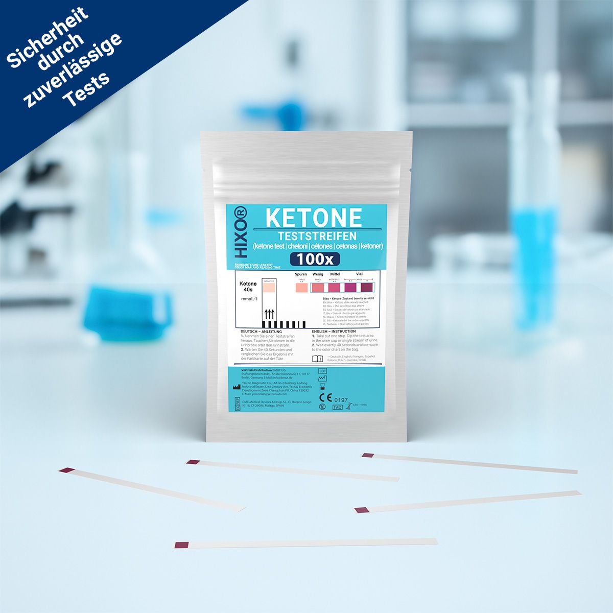 HIXO Ketose Teststreifen Verpackung und Teststreifen auf einem Labortisch. Im Hintergrund Laborutensilien.