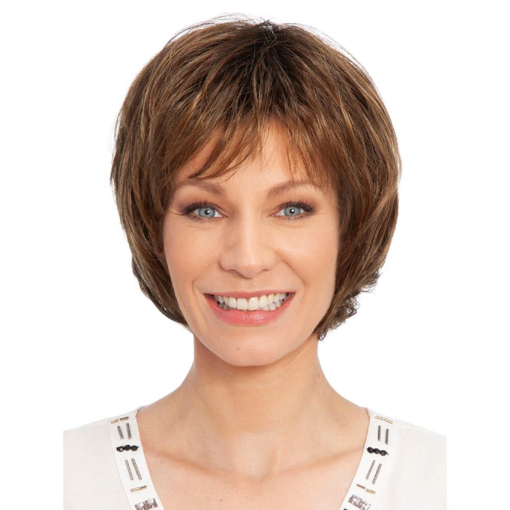 Kurzhaarperücke in Braun mit Pony. Die Frau lächelt. Nahaufnahme vor weißem Hintergrund.