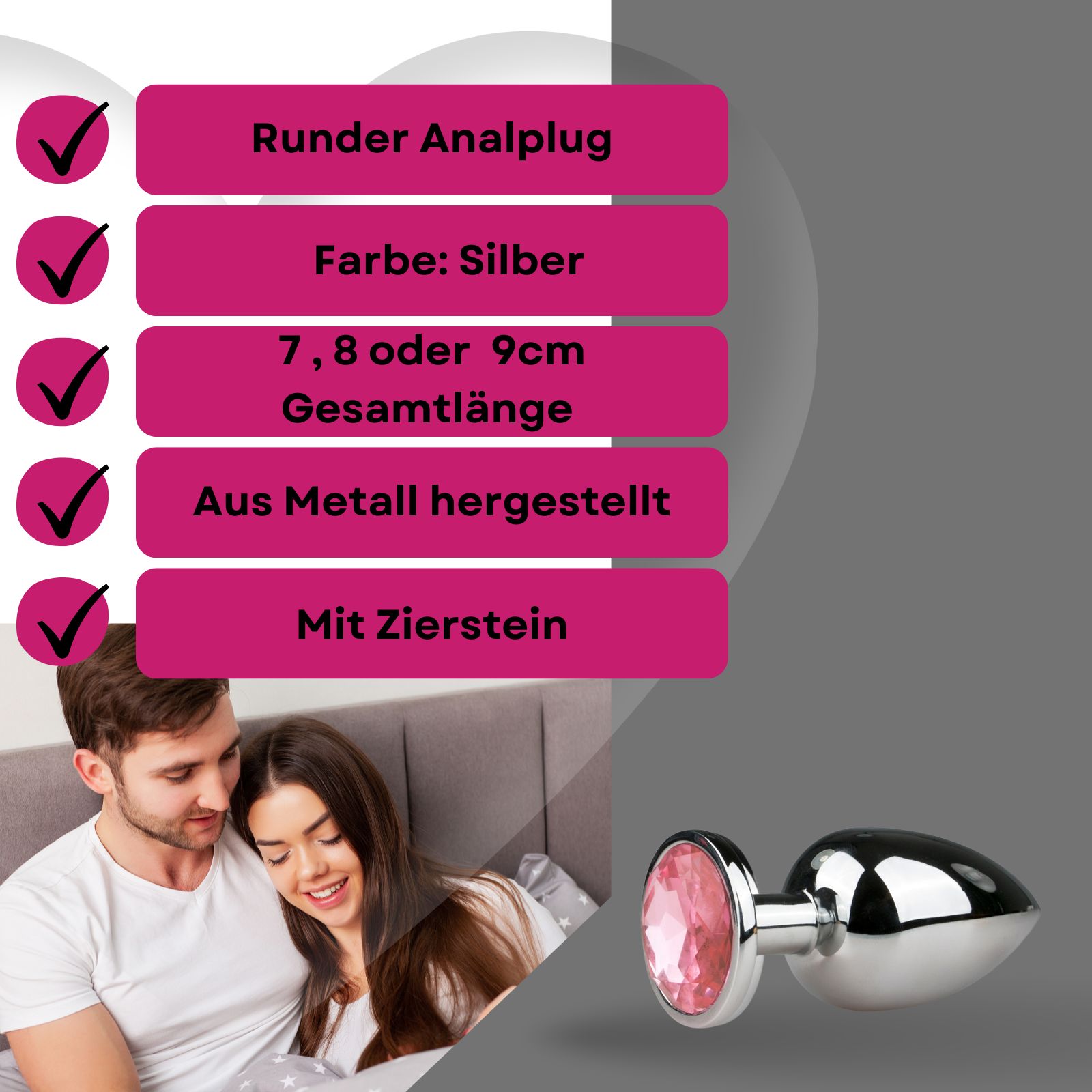 Produkt mit Text: Runder Analplug, Farbe Silber, 7, 8 oder 9cm Gesamtlänge, aus Metall, mit Zierstein. Paar im Bett.