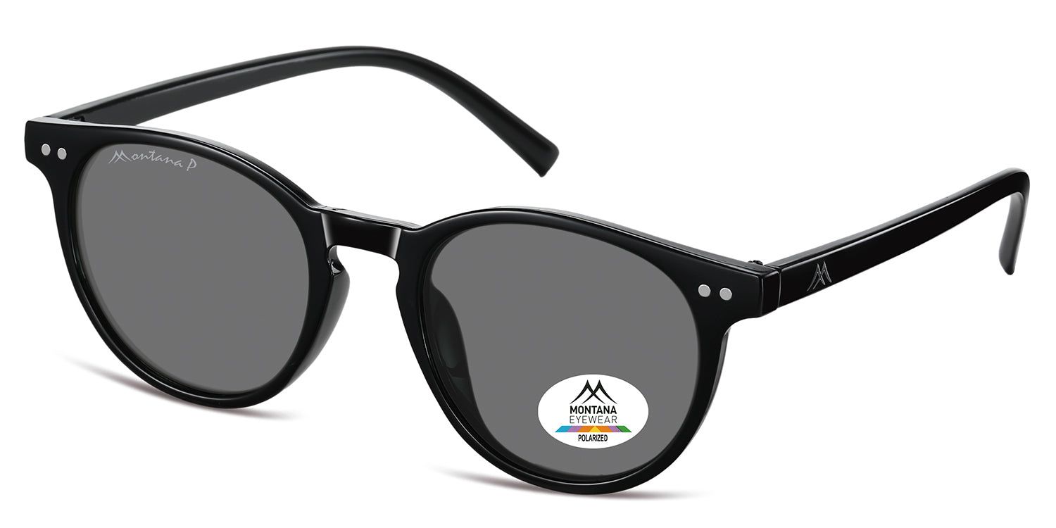 Schwarze Sonnenbrille, runde Gläser. Montana Eyewear Logo am Bügel. Polarisiertes Glas. Perspektivische Ansicht.