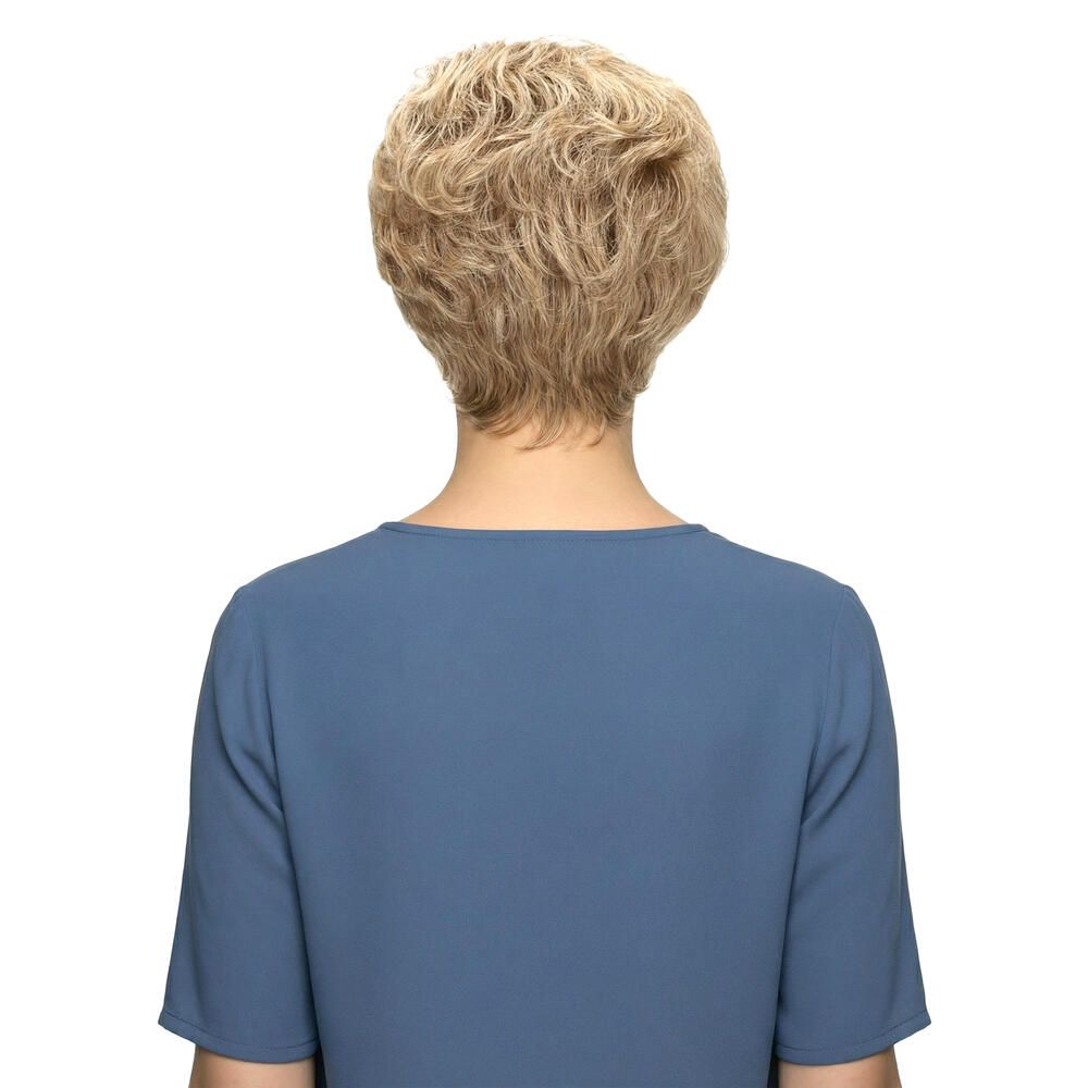 Kurzhaarperücke in Blondtönen. Rückansicht einer Frau mit blauem Oberteil. Natürlicher Look.