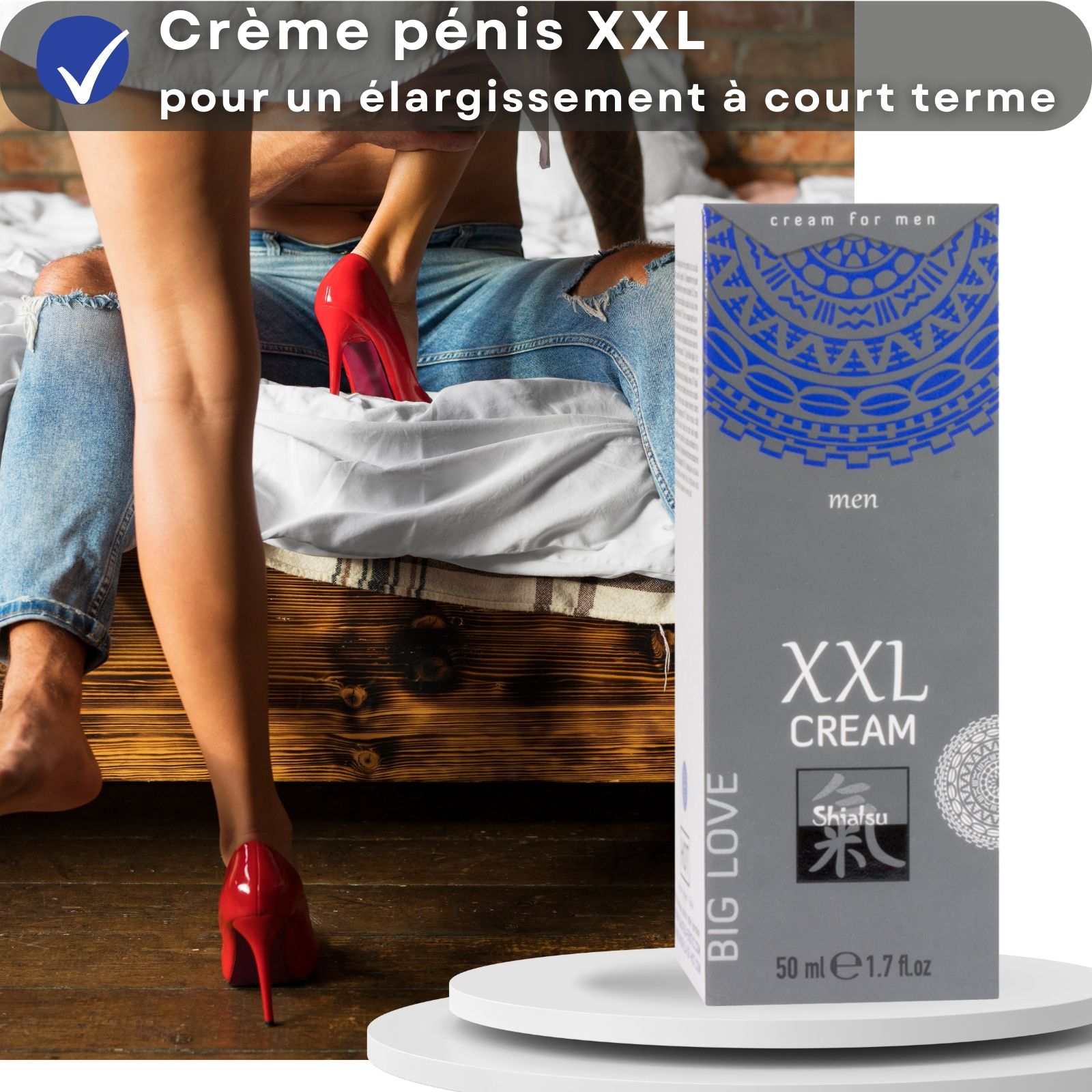 Boîte grise et tube bleu. XXL CREAM. Femme avec chaussures rouges, homme en arrière-plan.