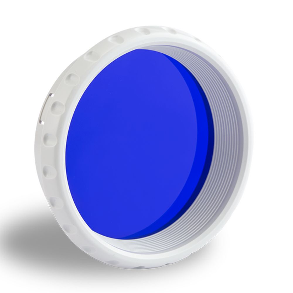Blauer Filter in weißem Gehäuse. Runde Form mit geriffelter Innenfläche. Gehäuse mit Löchern.