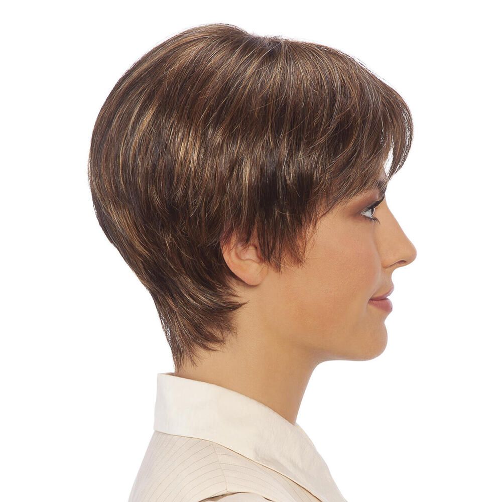 Kurzhaarperücke. Braun mit helleren Strähnen. Seitenansicht einer Frau.