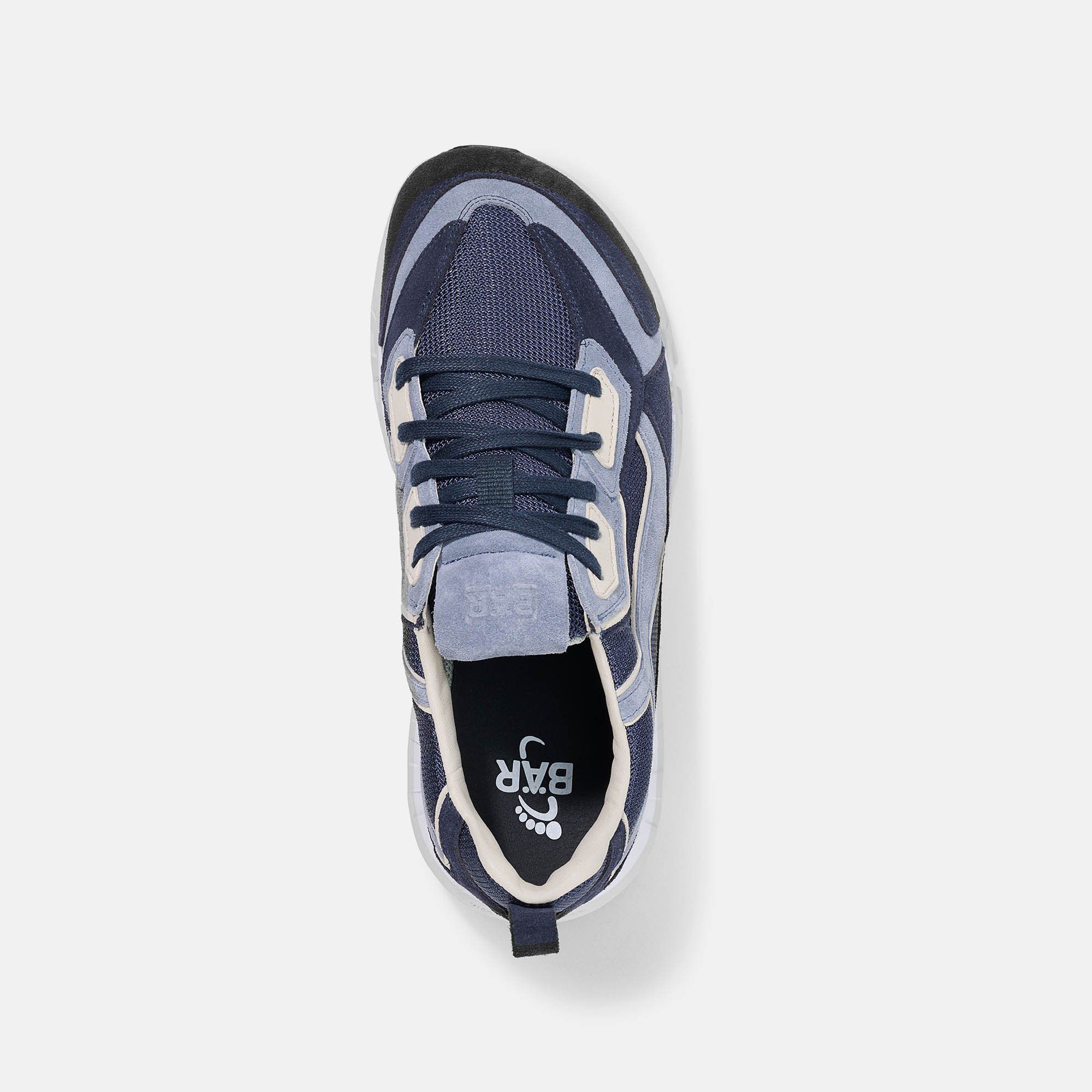 Draufsicht auf einen blauen Schnürschuh. Weiße Sohle, graue und beige Details. Marke BÄR innen.