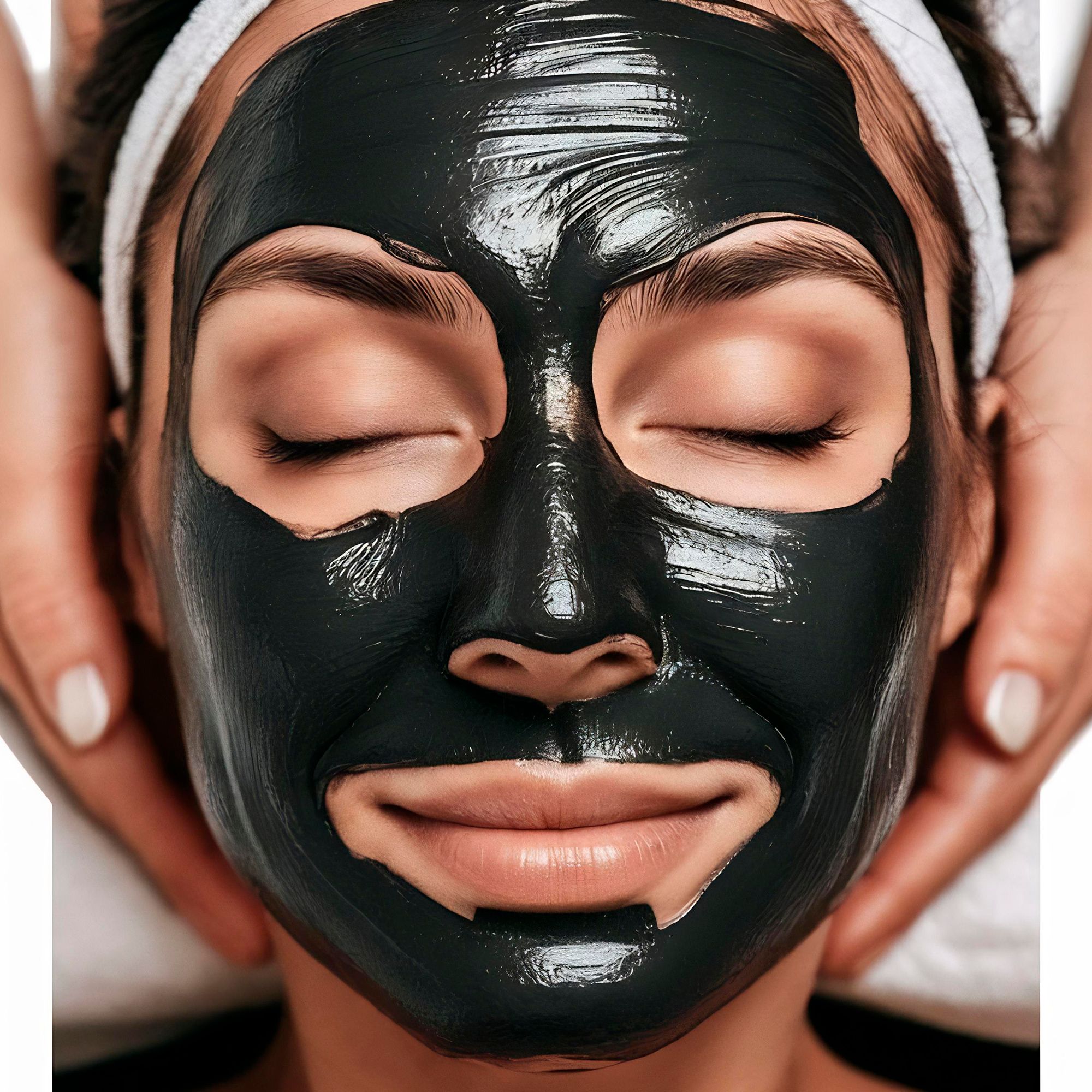 Gesicht einer Frau mit schwarzer Peel-Off-Maske. Hände halten das Gesicht sanft.