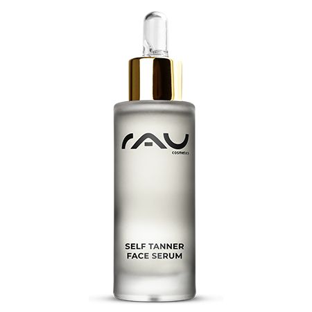 Glasflasche mit Pipette. Aufschrift: SELF TANNER FACE SERUM. Marke: RAU Cosmetics.