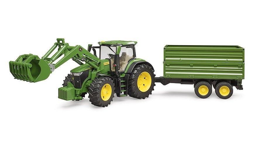 Grüner Traktor mit Frontlader und Anhänger. Gelbe Räder. Anhänger mit drei Rädern. Spielzeugmodell.