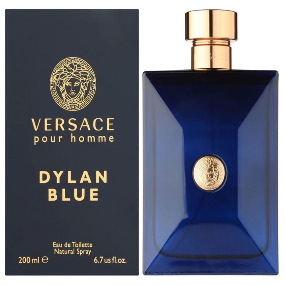 Blauer Flakon und Schachtel. Goldfarbene Kappe und Medusa-Logo. Text: Versace Dylan Blue.