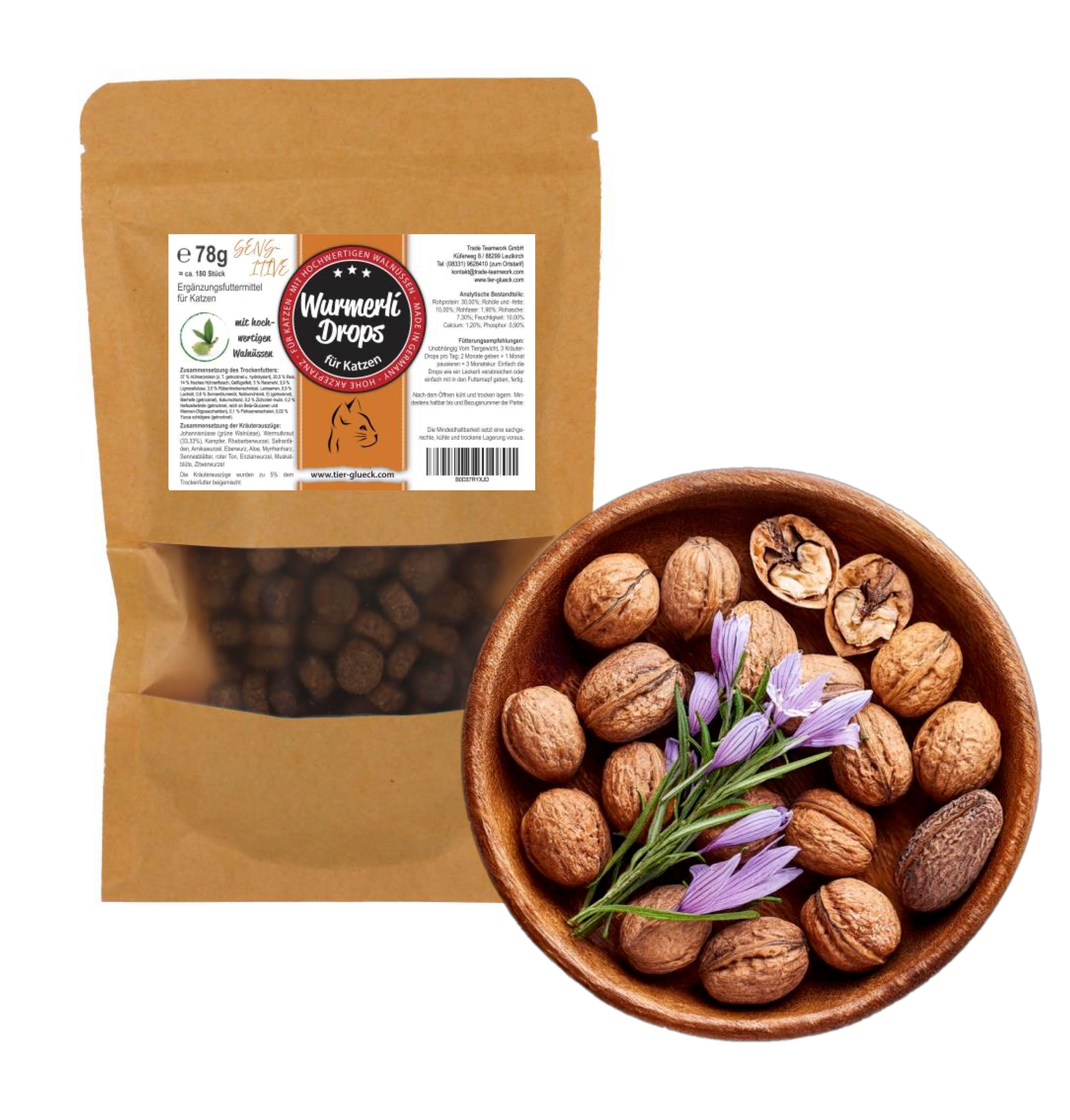 Beutel mit Katzen-Leckerlis neben einer Holzschale mit Walnüssen und Blüten. Produktname auf dem Etikett sichtbar.