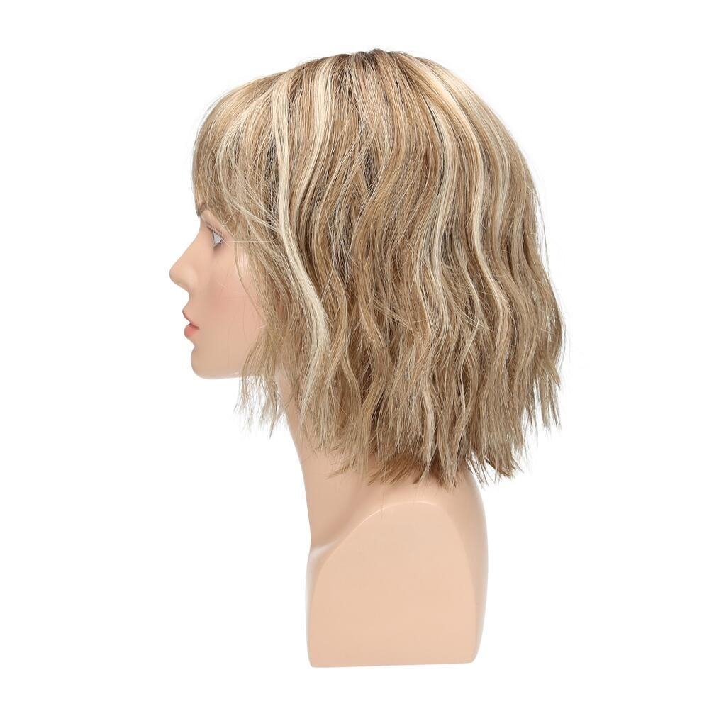 Perücke Miri von trendhair. Blond mit Pony, auf einem Schaufensterkopf. Seitenansicht.