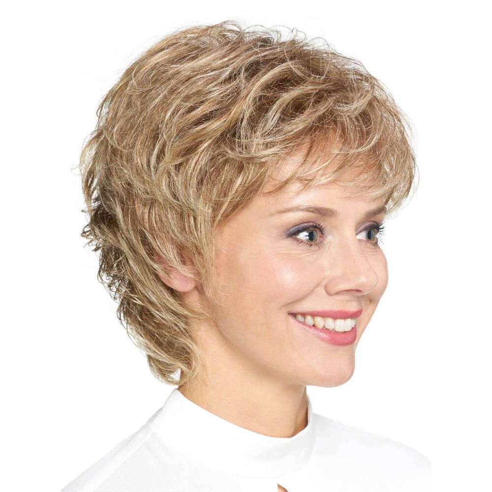 Blonde, gewellte Kurzhaarperücke auf einer Frau. Seitenansicht, Frau lächelt.