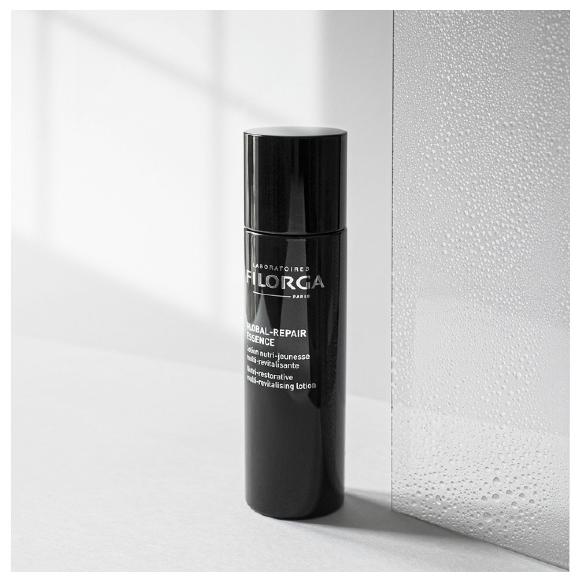 Schwarze Flasche FILORGA GLOBAL-REPAIR ESSENCE auf weißem Hintergrund.